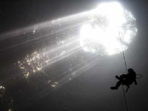 Wisatawan Mancanegara Rela Antre Demi Jajal Pesona Gua Jomblang