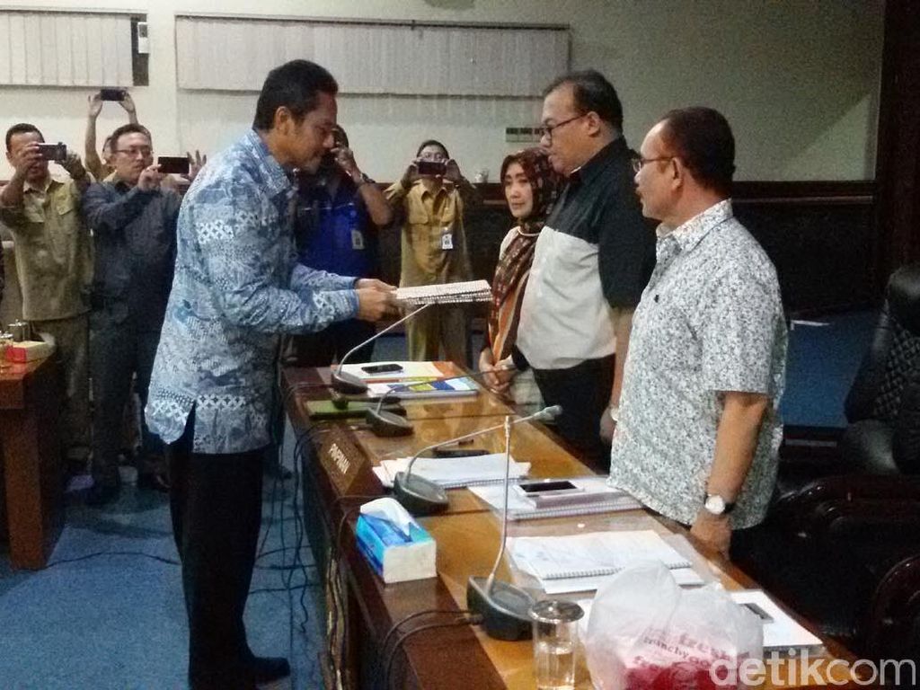 Pansus Penetapan Sahkan Berkas Persyaratan Cagub dan Cawagub DIY Pansus Penetapan Sahkan Berkas Persyaratan Cagub dan Cawagub DIY
