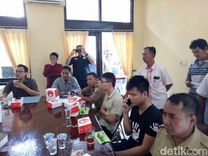 Tim Pengawasan Orang Asing Temukan 70 HP di Kontrakan 2 WN Tiongkok Tim Pengawasan Orang Asing Temukan 70 HP di Kontrakan 2 WN Tiongkok