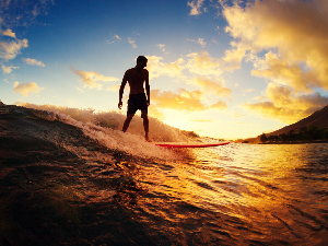 Jason Bishop Tantang Peselancar Nias di Open Surfing Contest 2017