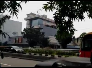 Viral Video Pemobil Masuk Busway dan Dipaksa Mundur TransJ Viral Video Pemobil Masuk Busway dan Dipaksa Mundur TransJ