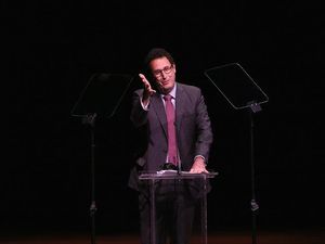 Peraih Pulitzer Tony Kushner Tulis Naskah Drama tentang Donald Trump