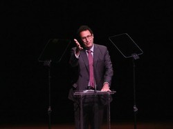 Peraih Pulitzer Tony Kushner Tulis Naskah Drama tentang Donald Trump