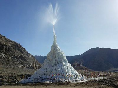 Wow, Ada Stupa dari Es di Padang Pasir