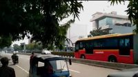 Foto: Di Tempat Ini Pemobil Masuk Busway dan Dipaksa Mundur TransJ