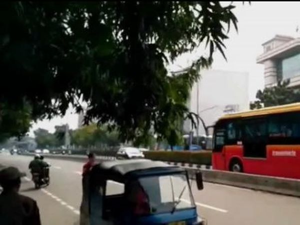 Foto: Di Tempat Ini Pemobil Masuk Busway dan Dipaksa Mundur TransJ