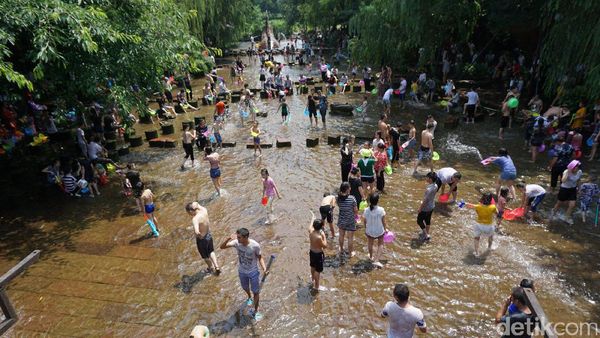 Foto: Lautan Manusia Saat Libur Musim Panas di China