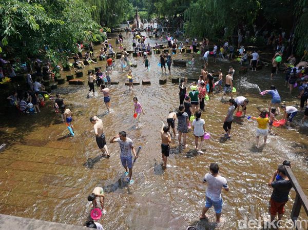 Foto: Lautan Manusia Saat Libur Musim Panas di China