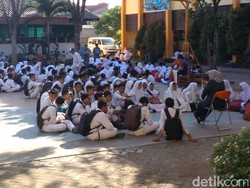 Pelajar SMPN 52 Belajar di Halaman Sekolah, Disdik Menyangkal