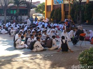 Pelajar SMPN 52 Belajar di Halaman Sekolah, Disdik Menyangkal Pelajar SMPN 52 Belajar di Halaman Sekolah, Disdik Menyangkal