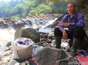 Cerita Pemulung yang Kerap Berburu Sampah di Curug Jompong Beracun