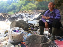 Cerita Pemulung yang Kerap Berburu Sampah di Curug Jompong Beracun