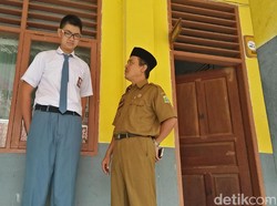 Kagetnya Kepsek Saat Lihat Renard yang Tingginya Hampir 2 Meter