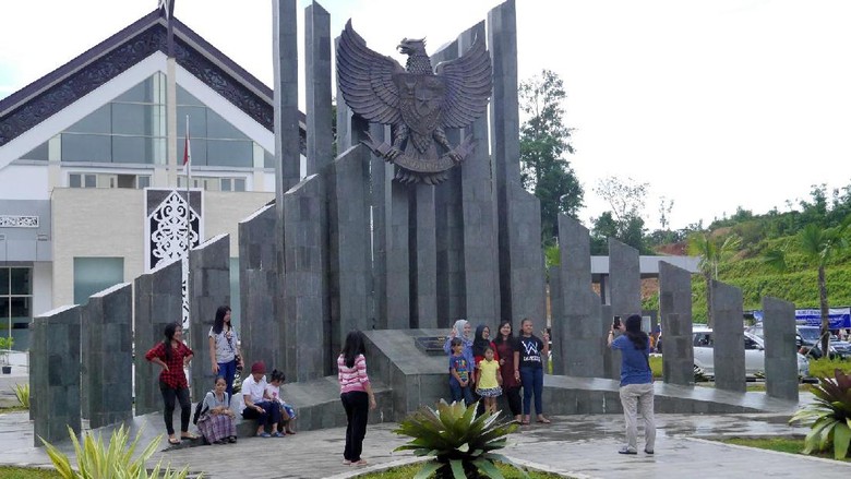 Foto: Wisatawan berfoto di PLBN Entikong (Kurnia/detikTravel)