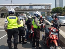 Ini Alasan Polisi Tilang Pemotor di Ujung JLNT Casablanca