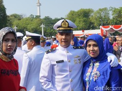 Inspiratif! Kisah Letda Satya Loper Koran yang Jadi Perwira AL