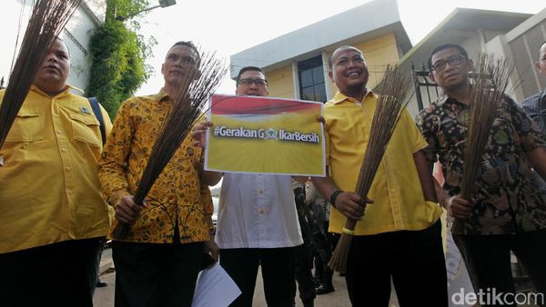 Bersih-bersih Partai, Kader Muda Golkar Bawa Sapu Lidi