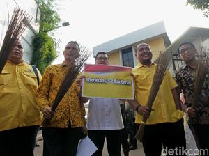 Bersih-bersih Partai, Kader Muda Golkar Bawa Sapu Lidi