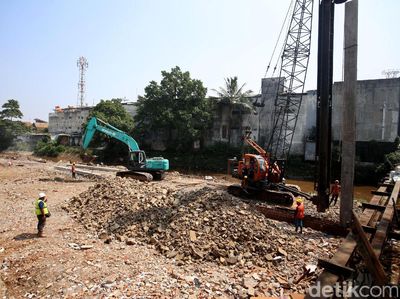 Pemasangan Turap di Kawasan Bukti Duri