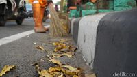 Foto: Melihat Kerja Pasukan Oranye dkk yang Disebut Malas-malasan
