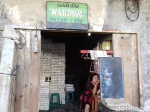 Pedagang Garam di Pasar Legi Solo Keluhkan Pasokan Menipis Pedagang Garam di Pasar Legi Solo Keluhkan Pasokan Menipis