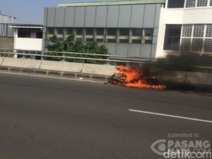 Motor Terbakar di Flyover Pasar Pagi, Lalin Tersendat