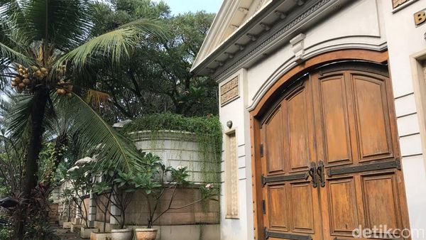 Foto: Plang Disita KPK Tertutup Kamboja di Rumah Besar Irjen Djoko