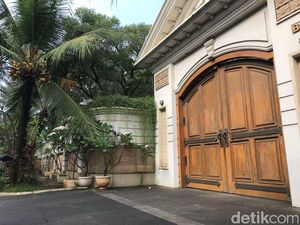 Foto: Plang Disita KPK Tertutup Kamboja di Rumah Besar Irjen Djoko