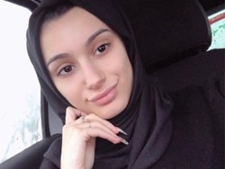 Foto: Cantiknya Waliyha Azad, Adik Zayn Malik Pakai Hijab Simpel