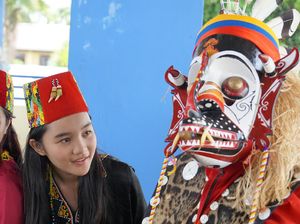 Foto: Kostum Tari Dayak yang Menyerupai Monster