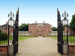 Sosok Hantu Tertangkap Kamera di Kastil Amerika