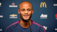 Bek tengah - Vincent Kompany. Jauh sebelum dikenal sebagai ikon Manchester City, Kompany lebih dulu dibidik Sir Alex pada 2004 semasa masih di Anderlecht. Ia justru gabung Hamburg pada 2006 dan ke City dua tahun kemudian. (Foto: REUTERS/Daniel Kramer)