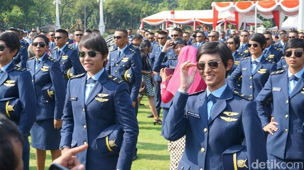 Haru Bangga Lulusan Akademi TNI-Polri Bersama Keluarga di Istana