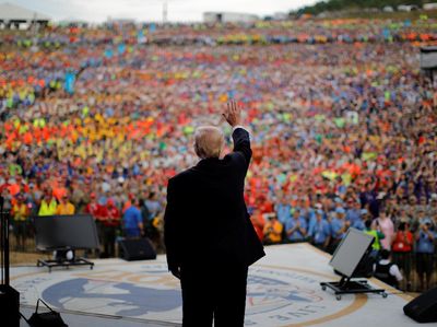 Foto: Lambaian Tangan Trump di Hadapan Lautan Peserta Pramuka