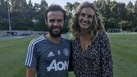Musim panas ini Roberts juga datang ke tempat latihan pramusim para pemain MU. Ia di antaranya sempat foto bersama dengan Juan Mata. (Foto: Instagram @JuliaRoberts)
