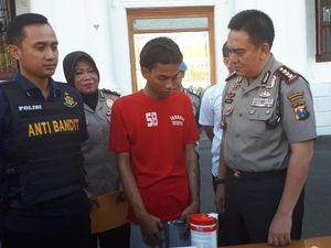 Pelaku Penjambretan Saudara Kembar di Pakal Diamankan Pelaku Penjambretan Saudara Kembar di Pakal Diamankan