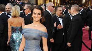 Foto: Cantiknya Penelope Cruz Tampil Mempesona dengan Gaun Malam