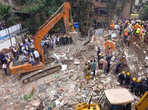 8 Orang Tewas Akibat Bangunan Ambruk di India