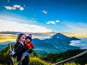 Pemandangan di bukit sikunir, seindah senyuman mereka berdua