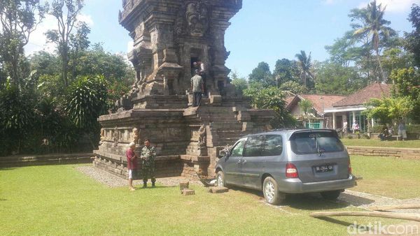 Foto: Heboh Mobil Tabrak Candi Kidal di Malang