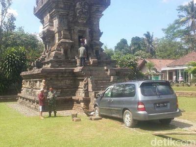 Foto: Heboh Mobil Tabrak Candi Kidal di Malang