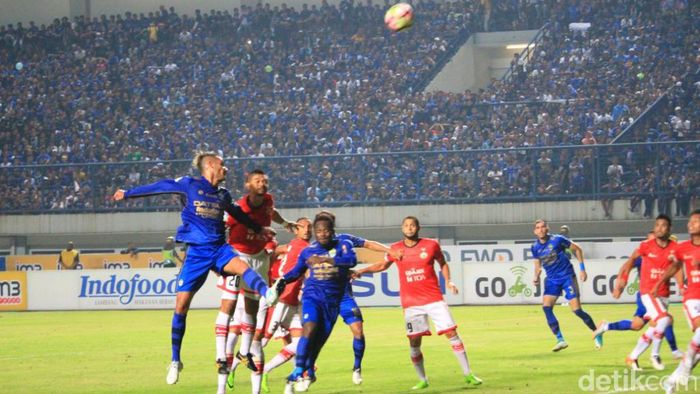 Persija vs Persib sementara masih di Stadion GBK. (Foto: Wisma Putra/detikSport) Persija vs Persib sementara masih di Stadion GBK. (Foto: Wisma Putra/detikSport)