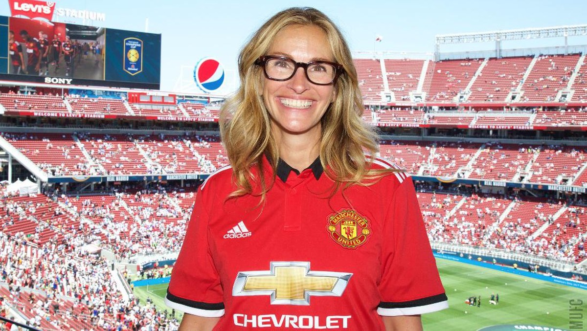 Julia Roberts tersenyum lebar saat memaka jersey MU (Foto: Twitter @ManUtd)