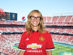 Senyum Lebar Julia Roberts Saat Pakai Jersey MU