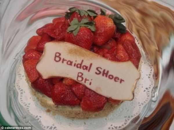 Waduh! Tulisan Kue Ulang Tahun Ini Ketahuan Typo Saat Sudah Jadi