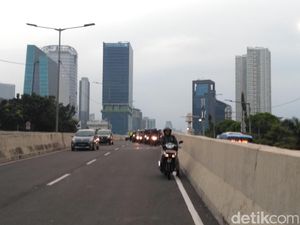 Pasrah, Pemotor yang Parkir di JLNT Akhirnya Dijemput Polisi