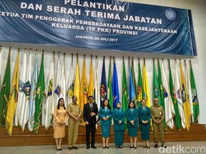 Djarot Dampingi Sang Istri yang Dilantik Jadi Ketua PKK DKI