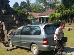 Penasaran, Ini Cara Evakuasi Mobil yang Seruduk Candi  Kidal