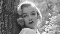 7 Foto Langka Marilyn Monroe Sebelum Terkenal Saat Berpose di Hutan