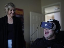 Bukan Jalan, Pria Berkursi Roda Ini Terharu karena Bisa Terbang